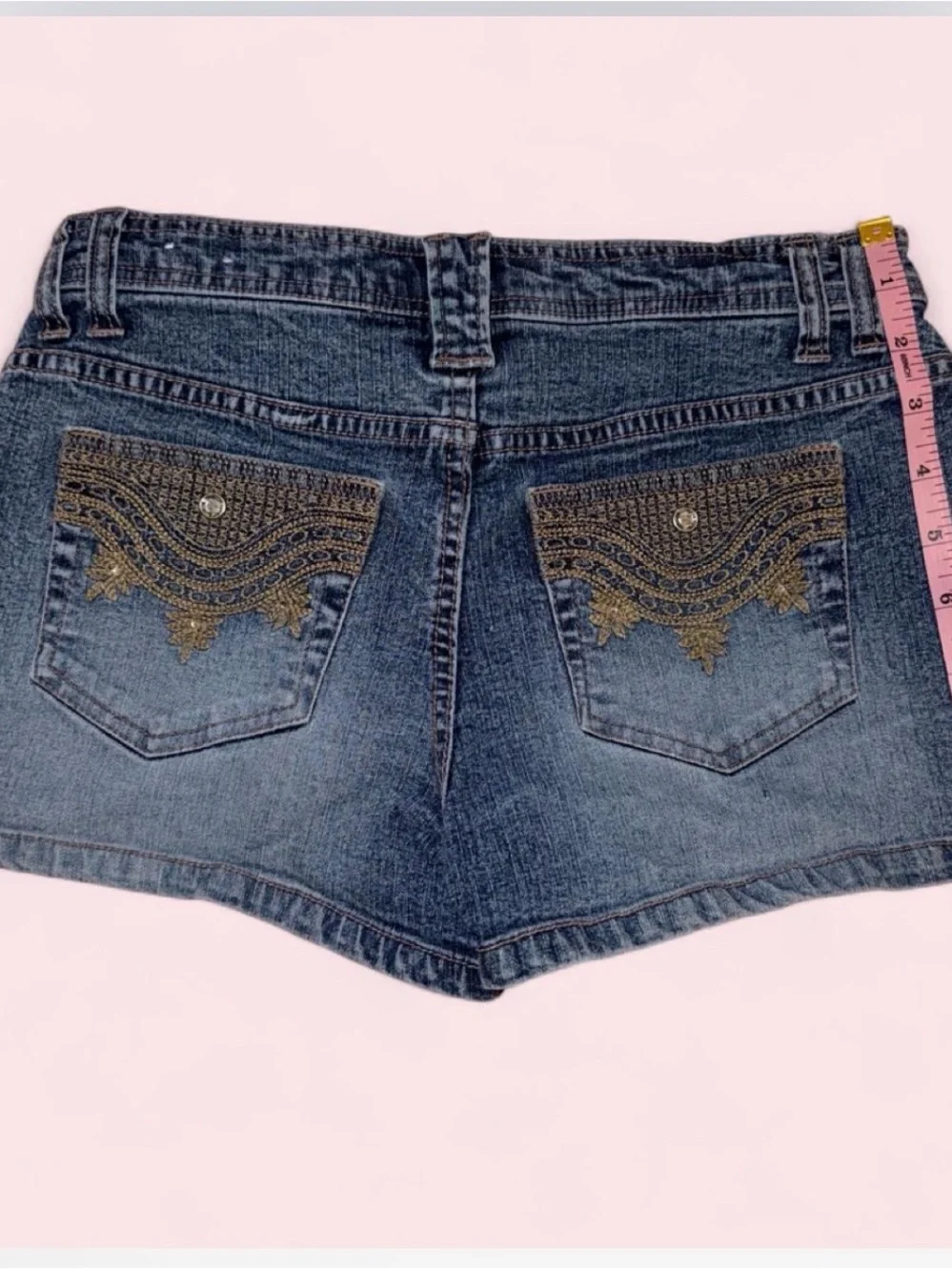 SO stretch denim shorts originate from the early-to-mid 2000s (Y2K era)